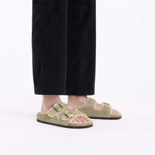 Birkenstock Arizona ženski natikači Shearling taupe barve široko kopito 1028226